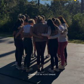 Grupo de mulheres reunido em roda ao ar livre